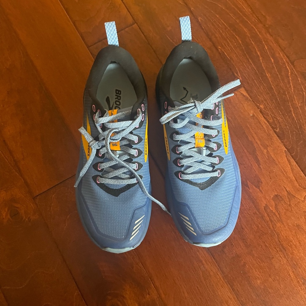Brooks Cascadia Trail Shoes 16 NWOT- never worn!